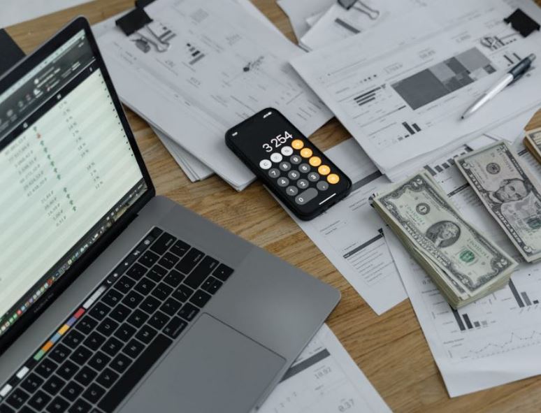 Accounts Receivable Management for Maximum Cash Flow